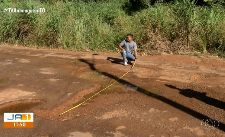 morador-usa-fita-metrica-para-medir-buraco-em-avenida-de-palmas:-‘quatro-metros’