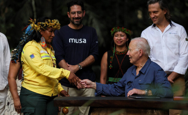 trump-corta-recursos-de-brigada-brasileira-de-incendio-de-indigena-que-encontrou-biden-em-manaus