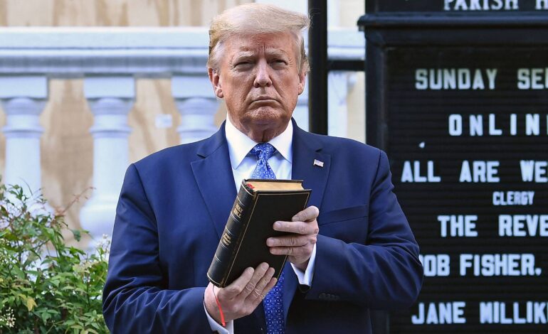 a-biblia-de-trump-e-a-mesma-que-voce-tem-em-casa?