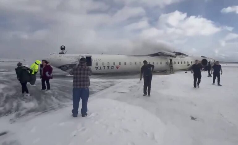 aviao-se-acidenta-e-fica-de-ponta-cabeca-ao-pousar-em-toronto;-ha-ao-menos-8-feridos