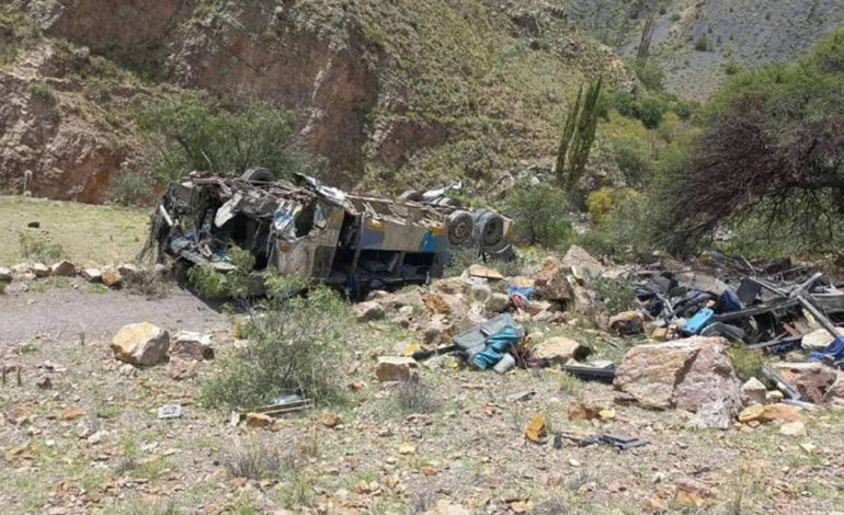 acidente-de-onibus-na-bolivia-mata-ao-menos-31-pessoas-e-fere-outras-15