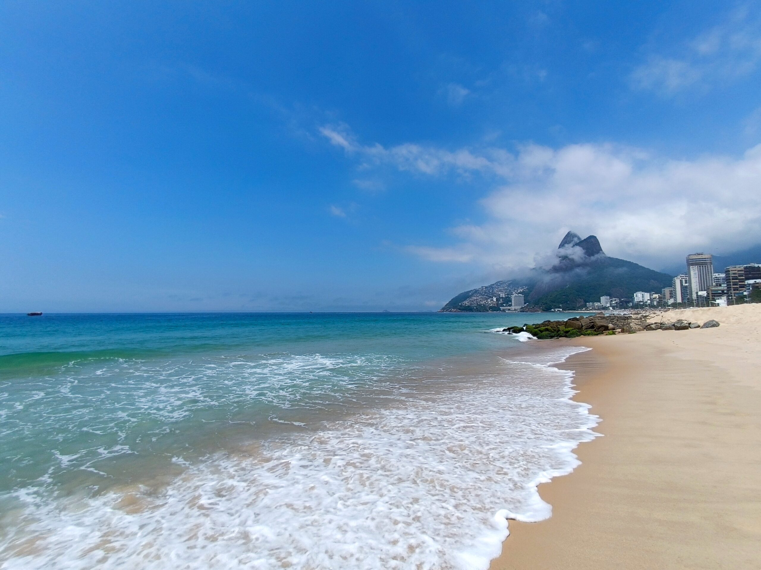Brasil tem duas praias eleitas entre as 25 melhores do mundo para viajar em 2025, segundo TripAdvisor