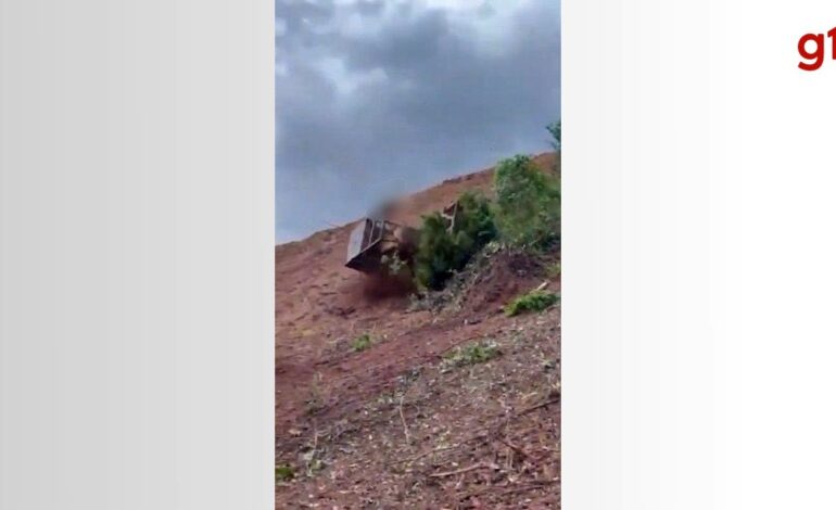 tratorista-morre-apos-trator-capotar-enquanto-removia-vegetacao-em-ribanceira-de-rodovia 