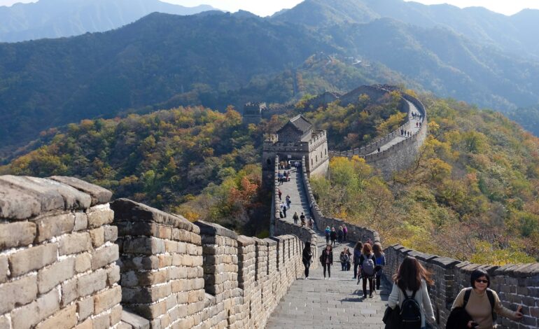 deu-ruim:-turista-japones-mostra-as-nadegas-na-grande-muralha,-vai-preso-e-e-deportado