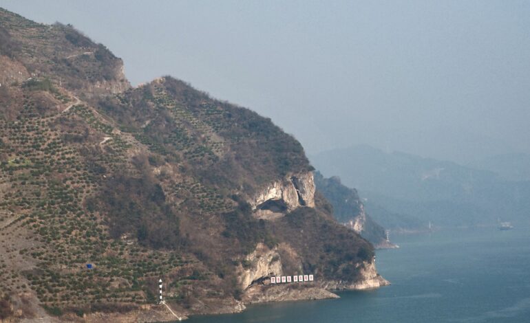 ‘montanha-do-filhote’:-morro-em-formato-de-cachorro-viraliza-e-encanta-turistas-na-china