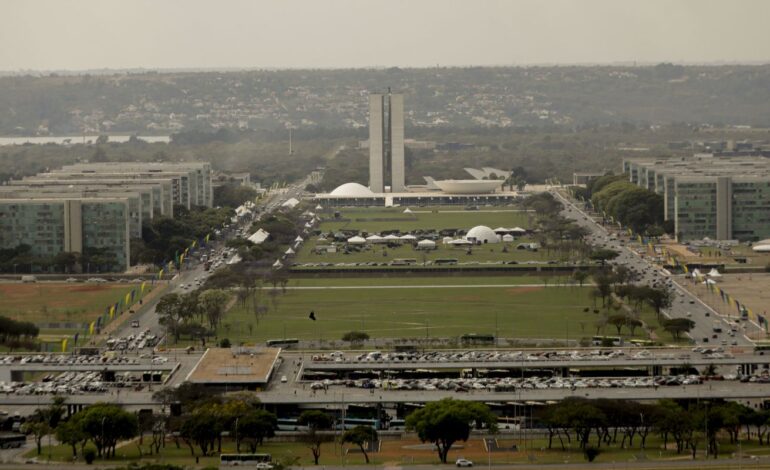 reajuste-de-servidores-federais-sera-pago-em-maio,-garante-governo