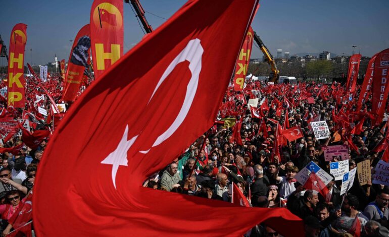 novos-protestos-em-istambul-reunem-multidao-em-oposicao-a-erdogan