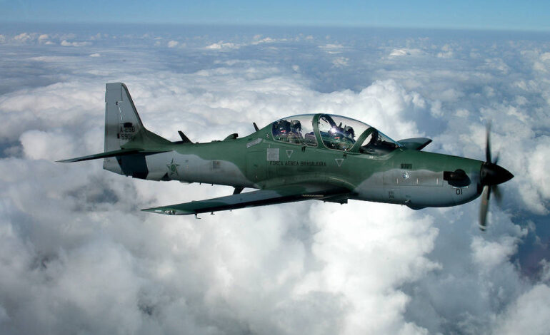 pressionado-por-trump,-panama-compra-cacas-da-embraer