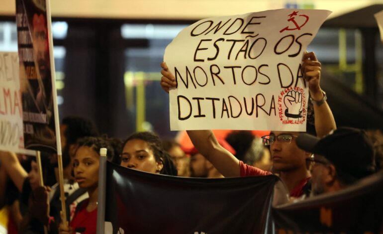 Cordão da Mentira faz desfile “para adiar o fim do mundo”