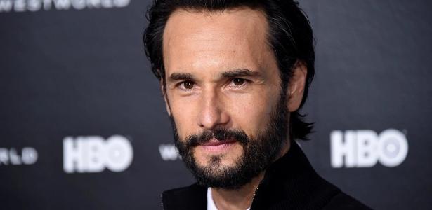 runner:-rodrigo-santoro-sera-vilao-de-filme-com-owen-wilson-e-alan-ritchson