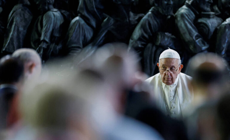francisco-pode-aparecer-em-publico-em-oracao-deste-domingo,-diz-vaticano