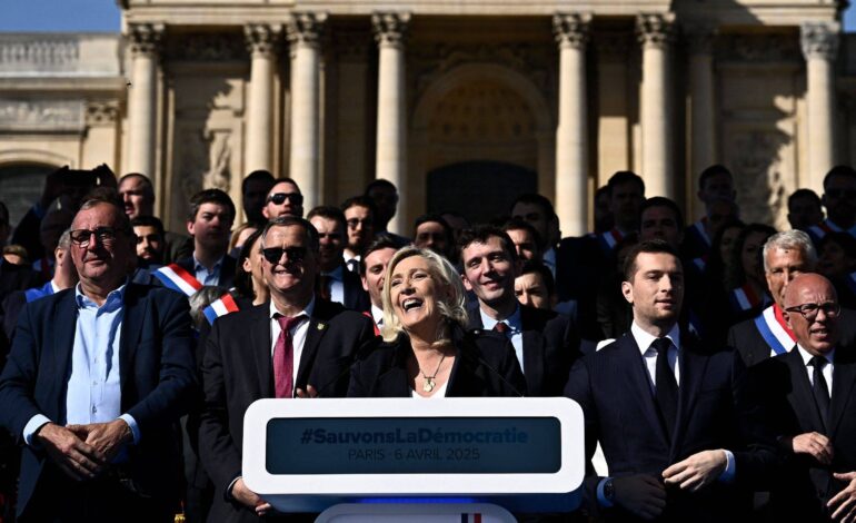 milhares-se-reunem-em-paris-por-le-pen,-que-diz-se-inspirar-em-luther-king