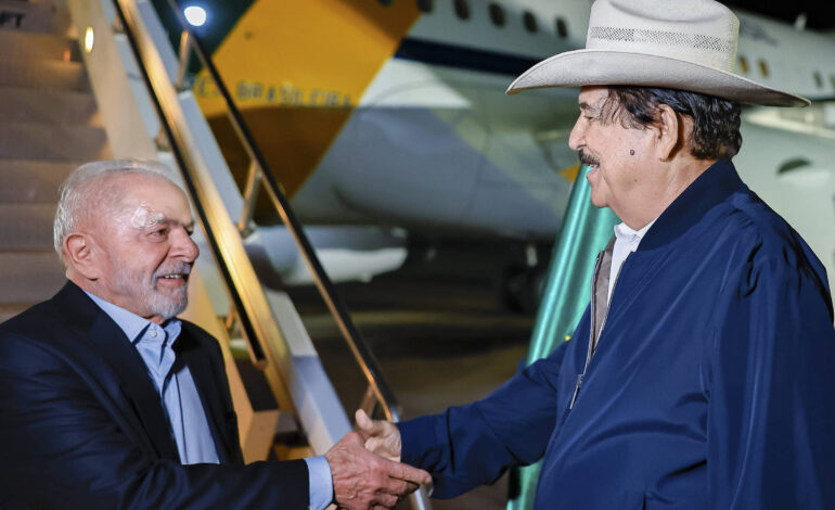 lula-e-recebido-por-zelaya-em-honduras,-que-vive-debate-sobre-limites-do-primeiro-cavalheiro