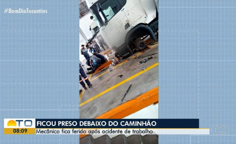 mecanico-tem-cabeca-prensada-por-cabine-de-caminhao-apos-macaco-hidraulico-ceder-em-oficina