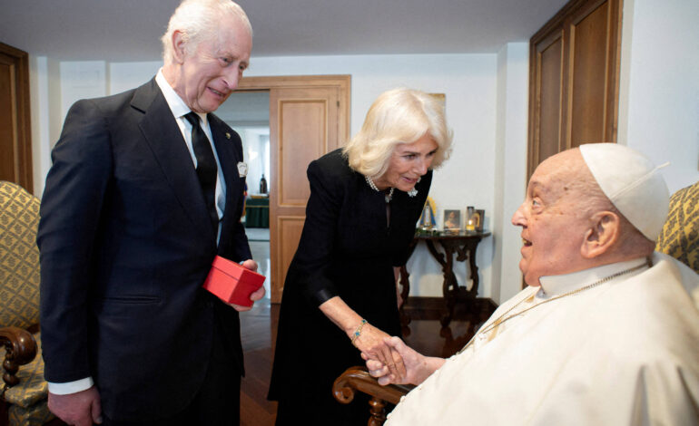 vaticano-publica-foto-do-papa-com-o-rei-charles-3o-e-a-rainha-camila