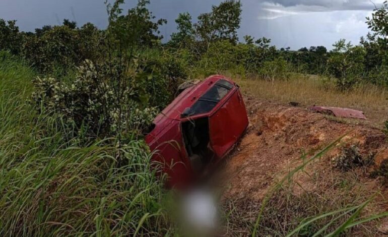mulher-morre-apos-carro-capotar-e-cair-em-barranco-na-to-164