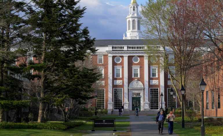 harvard-processa-governo-trump-para-barrar-corte-bilionario-no-financiamento