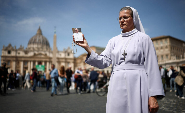 noticia-da-morte-do-papa-francisco-choca-peregrinos-na-praca-sao-pedro