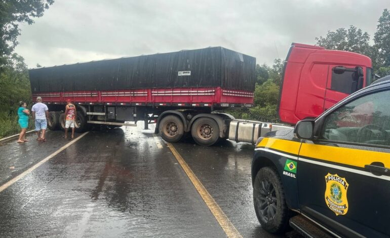carreta-fica-atravessada-na-br-153-apos-acidente-com-carro