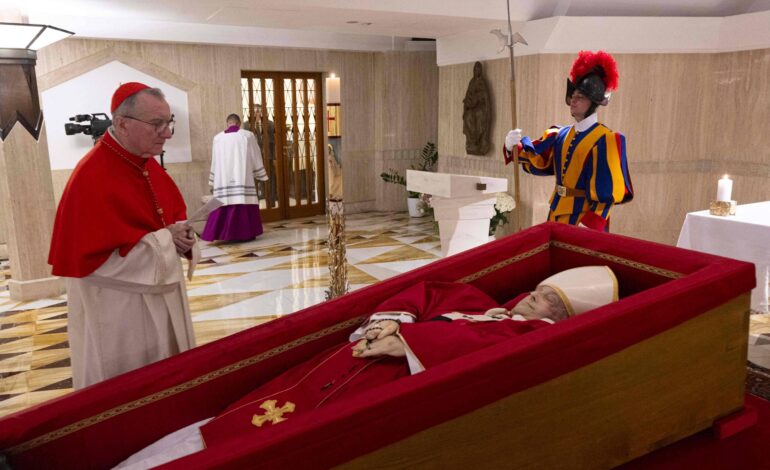 entenda-os-simbolos-nas-primeiras-imagens-do-papa-francisco-em-seu-caixao