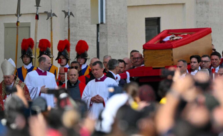 corpo-do-papa-francisco-chega-a-basilica-de-sao-pedro,-e-fieis-lotam-praca-para-se-despedirem