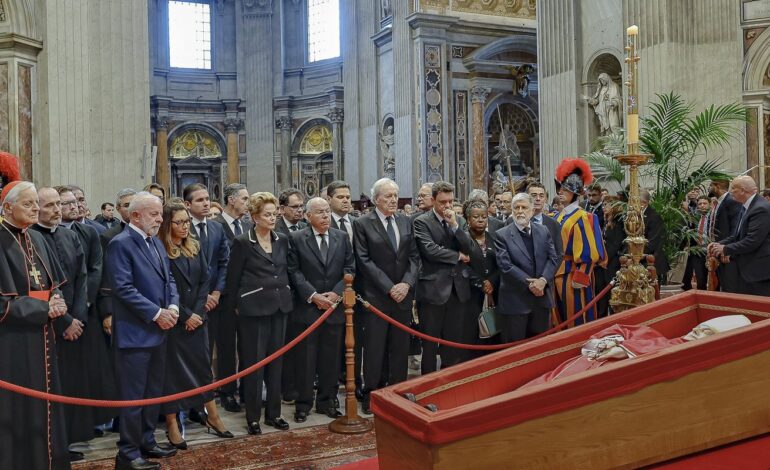 lula-presta-homenagem-ao-papa-francisco-em-velorio-no-vaticano