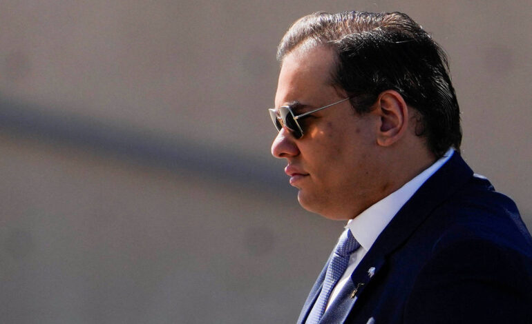 george-santos,-ex-deputado-dos-eua,-e-sentenciado-a-sete-anos-de-prisao
