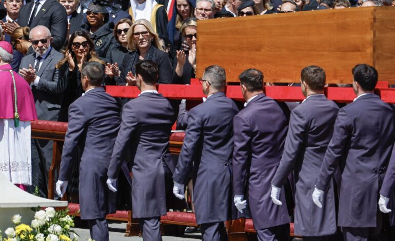 no-vaticano,-lula-diz-que-papa-fez-historia-ao-combater-desigualdades