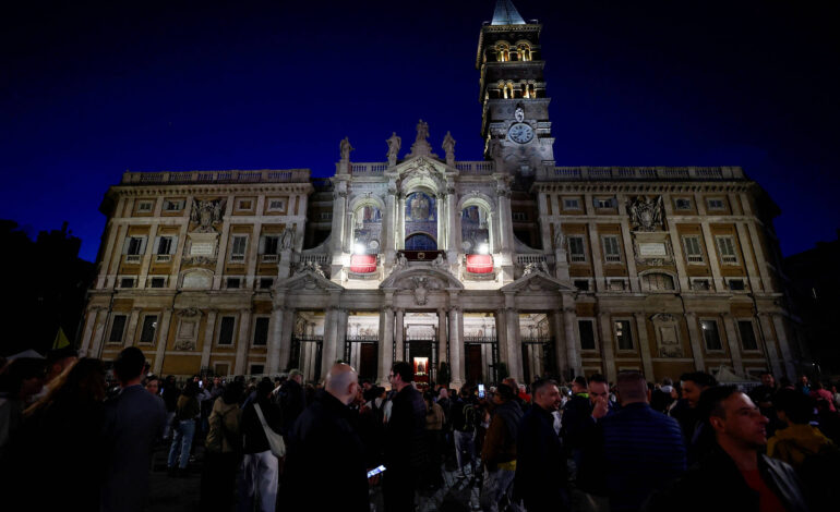 longo-dia-dedicado-a-francisco-termina-com-aplausos-no-lugar-que-mais-frequentava-em-roma