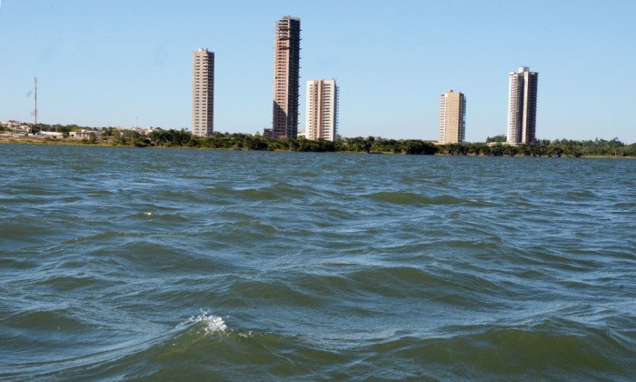 adolescente-de-17-anos-morre-apos-entrar-em-lago-para-desenganchar-anzol,-dizem-bombeiros