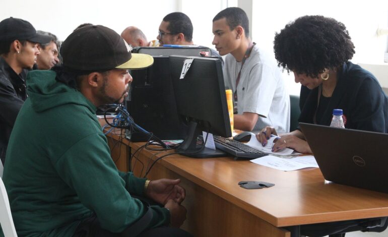 Lula sanciona lei que estrutura carreira e reajusta salários