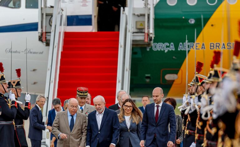 lula-chega-a-paris-para-visita-de-estado-e-encontro-com-empresarios