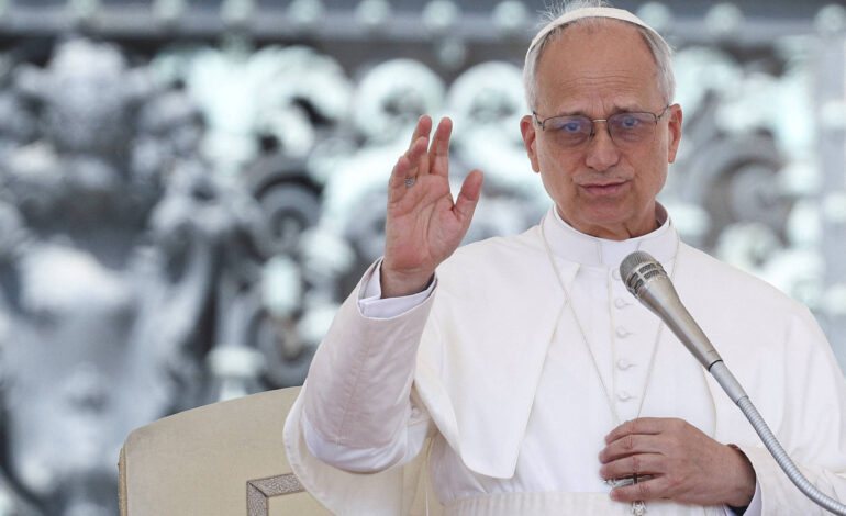 em-1o-mes-de-papado,-leao-14-acena-a-tradicoes-da-igreja-catolica-e-poe-enfase-na-paz