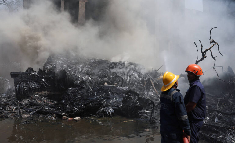 veja-momento-em-que-aviao-cai-e-explode-na-india