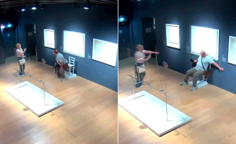video:-visitante-tenta-tirar-foto-e-quebra-cadeira-exposta-em-museu-na-italia