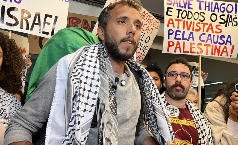 Thiago Ávila chega ao Brasil e é recebido por grupo pró-Palestina