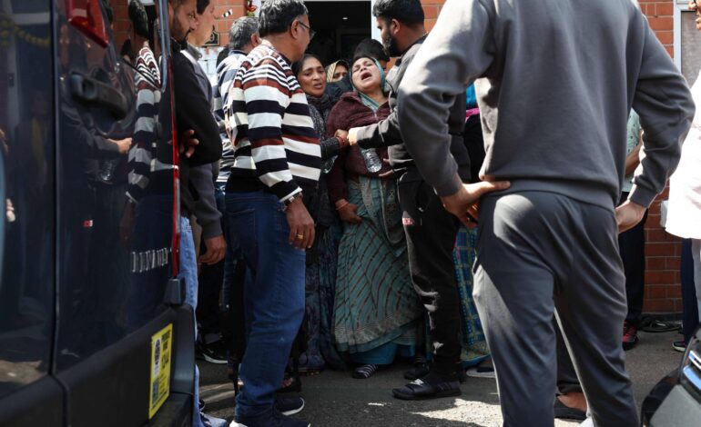 sobrevivente-de-acidente-aereo-na-india-carrega-caixao-de-irmao-morto-na-queda