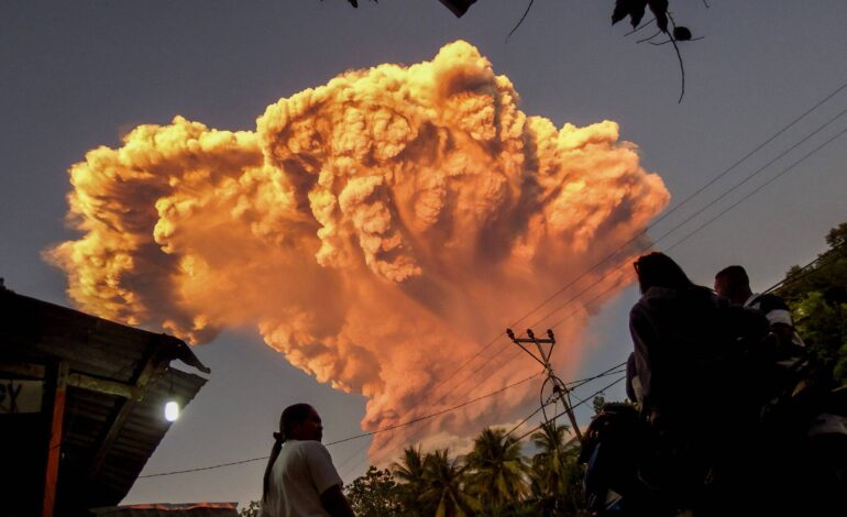vulcao-entra-em-erupcao-na-indonesia,-e-voos-sao-suspensos-na-ilha-de-bali;-veja-video