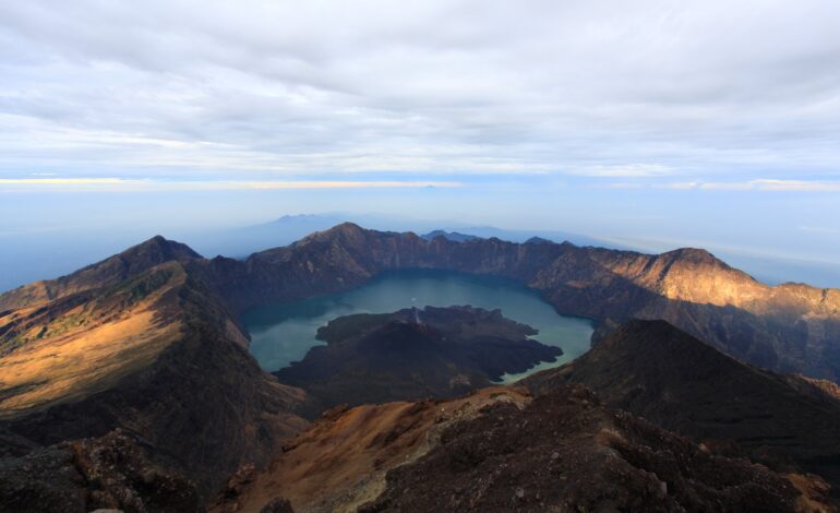 o-que-atrai-turistas-ao-monte-rinjani,-na-indonesia,-onde-brasileira-aguarda-resgate