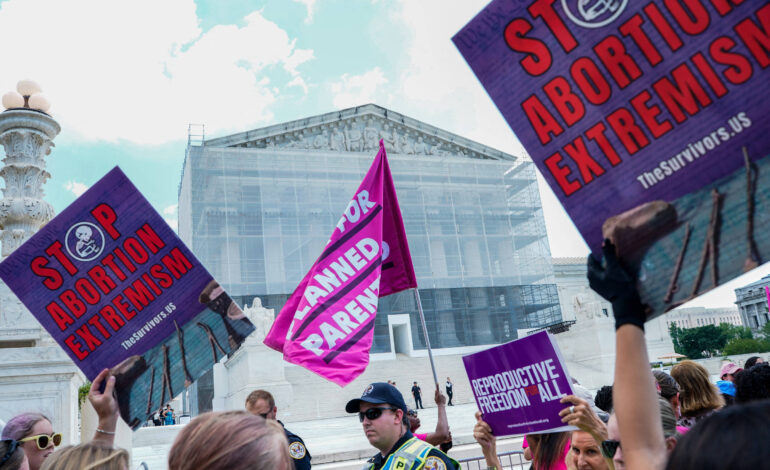 suprema-corte-dos-eua-apoia-esforco-por-retirada-de-financiamento-de-servico-de-aborto