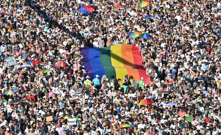 dezenas-de-milhares-desafiam-governo-orban-em-parada-lgbt+-de-budapeste;-veja-video