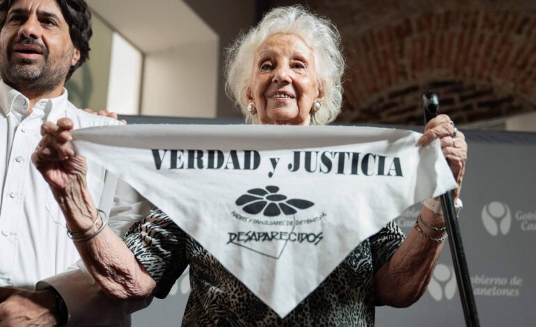 avos-da-praca-de-maio-encontram-140o-neto-sequestrado-pela-ditadura