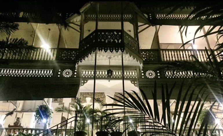 hotel-historico-e-incendiado-em-onda-de-violencia-na-capital-do-haiti