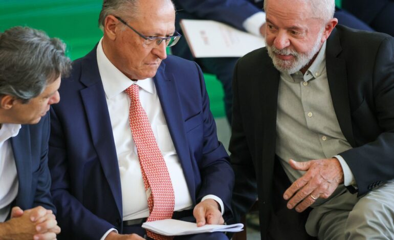 Governo vai trabalhar para reverter taxação dos EUA, diz Alckmin