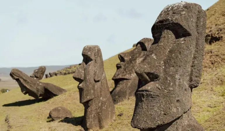 a-lenta-destruicao-das-estatuas-gigantes-na-ilha-de-pascoa:-‘um-dia-voltarao-ao-oceano’