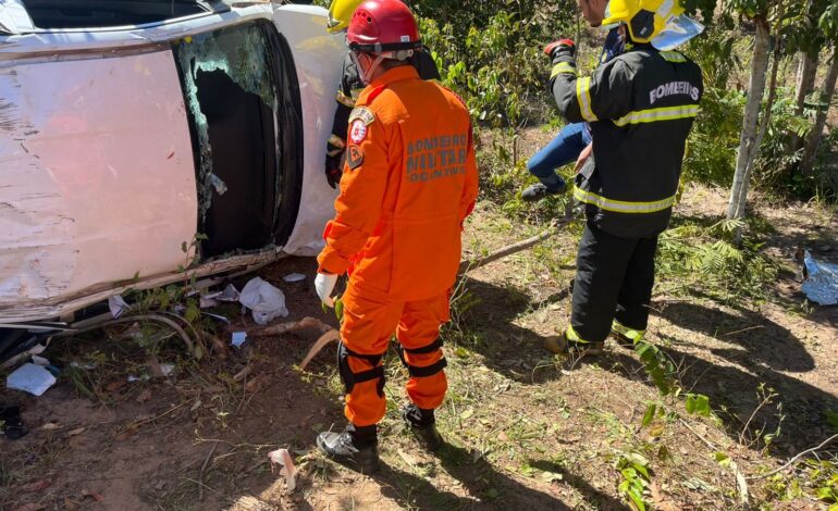 duas-pessoas-morrem-e-seis-ficam-feridas-apos-carro-capotar-e-bater-em-arvore-na-to-010