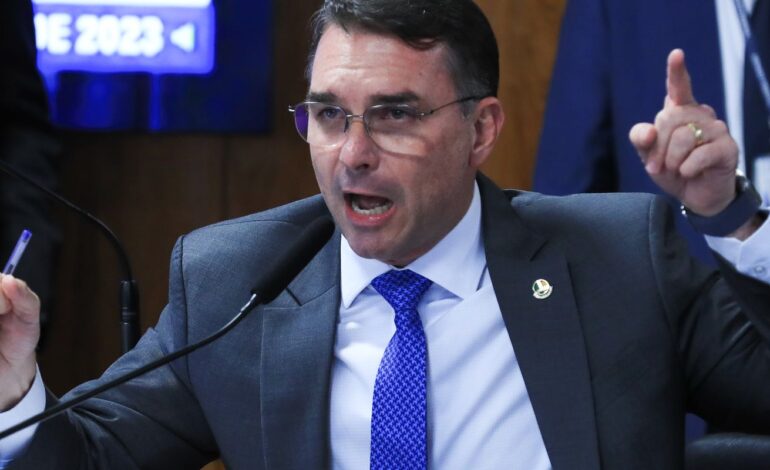 em-dia-de-operacao-contra-jair-bolsonaro,-flavio-desembarca-na-europa