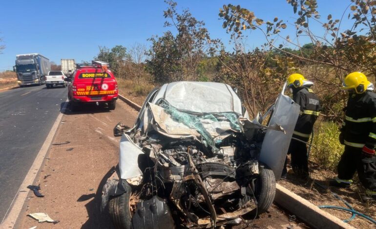 acidente-entre-carro-e-caminhao-deixa-um-morto-na-br-153