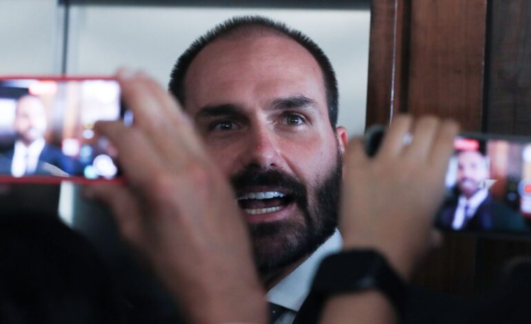 Eduardo Bolsonaro diz que não vai renunciar ao mandato de deputado