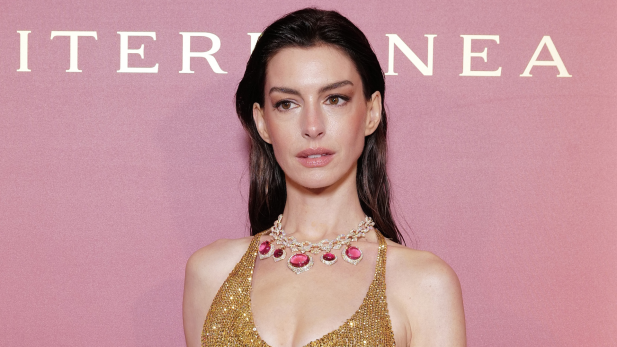 diabo-veste-prada-2:-saiba-quem-sera-o-novo-interesse-romantico-de-anne-hathaway-em-sequencia